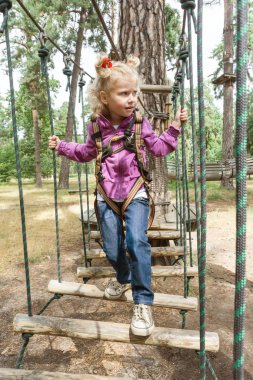 Kız 4, 5 yaşında cambaz park, çocukların aktif yaşam tarzı tırmanma macera