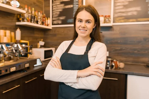 Portrait de jeune femme souriante propriétaire de café, femme confiante avec les bras croisés debout au comptoir — Photo