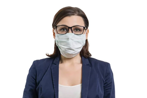Madura mujer de negocios en gafas y máscara médica protectora mirando a la cámara. Fondo blanco aislado — Foto de Stock
