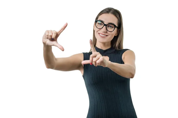 Femme d'affaires moderne avec des lunettes tactile écran virtuel, en utilisant la technologie numérique sur le lieu de travail. Entreprises, finance, économie et technologie, isolées sur fond blanc . — Photo