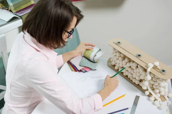Kobiece freelancer dekorator, Projektant pracujący z próbki tkanin i materiałów — Zdjęcie stockowe