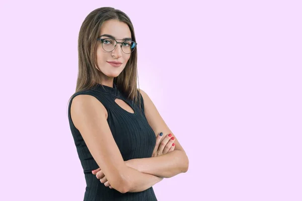 Atractiva mujer de negocios, con gafas con los brazos cruzados mirando a la cámara, sonriendo sobre fondo púrpura, espacio para copiar —  Fotos de Stock