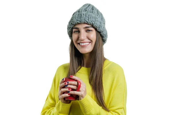 Portret van de glimlachen van de jonge vrouw winter in gebreide muts, gele trui met kop warme drank, geïsoleerd op wit — Stockfoto