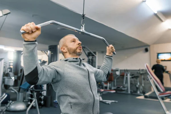 Mann im erwachsenen Alter, der im Fitnessstudio arbeitet. Sport-Rehabilitation, Alter, gesunder Lebensstil. — Stockfoto