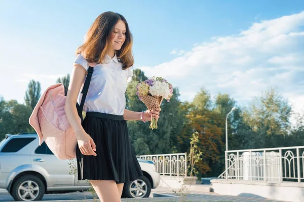 Открытый портрет молодой красивой девушки-подростка с букетом цветов — стоковое фото