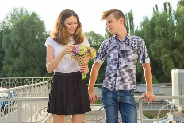 Tieners jongen en meisje 14, 15 jaar oud lopen, lachen, praten. — Stockfoto