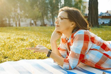 Çalar saat el, park, güneş ışığı, kopya alanı arka plan yeşil çimen