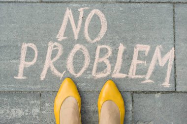 Kadın ayakları ile metin gri kaldırımda yazılı hiçbir sorun