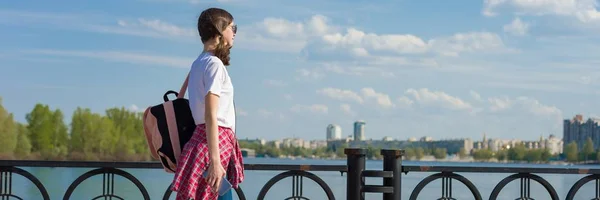 Πανοραμική λάβαρο της φοιτήτριας πρόκειται εξωτερική. Teen κορίτσι σε λευκό t-shirt με σακίδιο, φόντο ουρανού με σύννεφα — Φωτογραφία Αρχείου