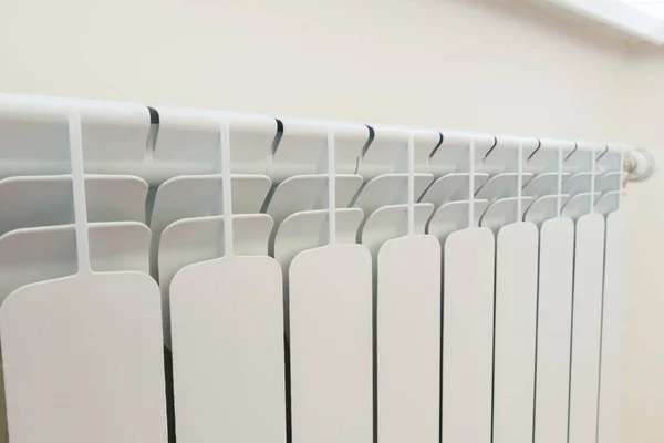 Bílé hliníkové radiátory topných panelů v interiéru — Stock fotografie