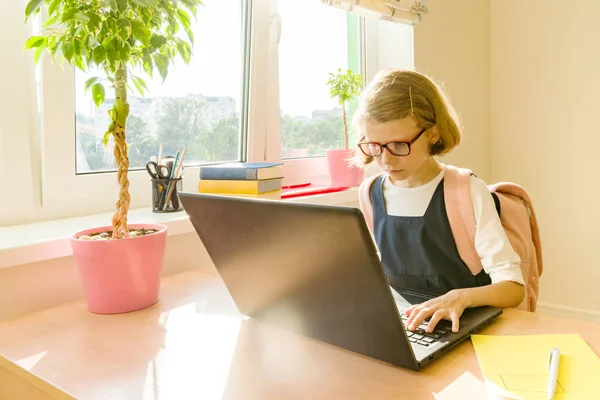 Giovane hacker bambina in occhiali con una scuola zaino worki — Foto Stock