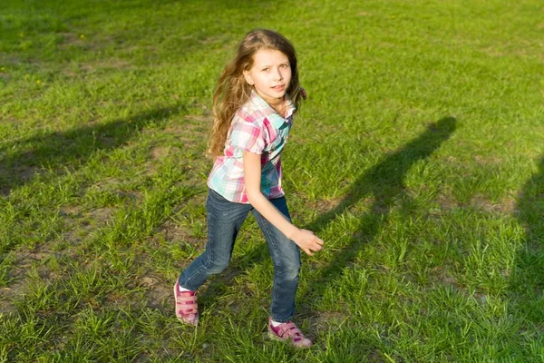 Corriendo niña en el parque, el niño se está divirtiendo, jugando y corriendo en el césped verde — Foto de Stock