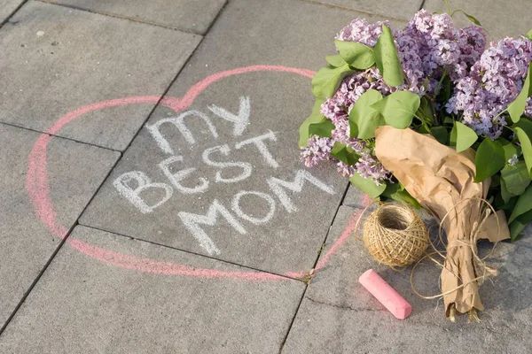 Dia das mães cartão de saudação com texto manuscrito sobre asfalto - minha melhor mãe e buquê de flores lilás — Fotografia de Stock