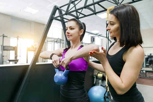 Koçluk ve istemci kadın yapma egzersiz spor salonunda ağırlık ile yardım kişisel fitness eğitmeni. Fitness, spor, eğitim, insanlar, sağlıklı yaşam konsepti. — Stok fotoğraf