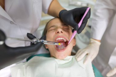 Yakın çekim, dişçi anestezik enjeksiyon sakıza yapar.