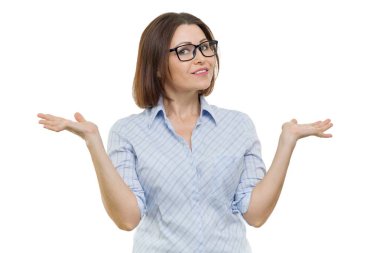 İzole, beyaz arka plan üzerinde eller ile poz pozitif orta yaşlı kadın.