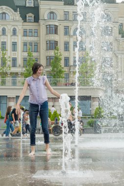 Kiev Ua, 19-07-2018. Şehir çeşme neşeli genç genç kız, ıslak elbiseleri kız eğleniyor ve su serin yaz zevk, şehir mimarisi arka plan