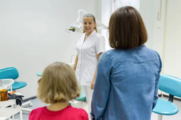 Matka a malá dcera hostující pediatrické zubař v zubní kliniky — Stock fotografie