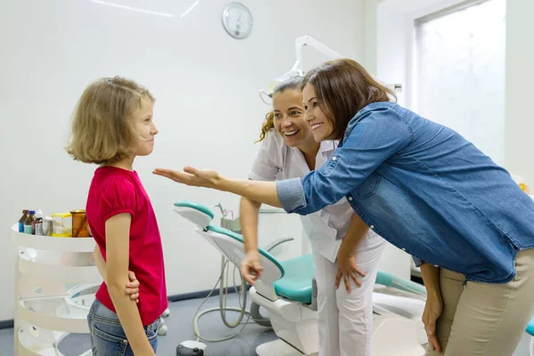 Mãe e filhinha visitam dentista pediátrico em odontologia — Fotografia de Stock