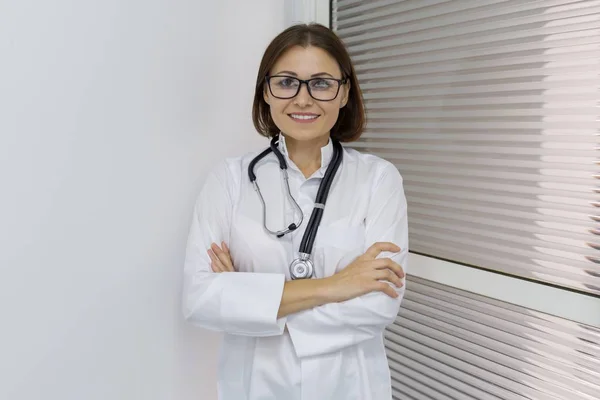 Retrato de médico de pé braços cruzados no hospital — Fotografia de Stock