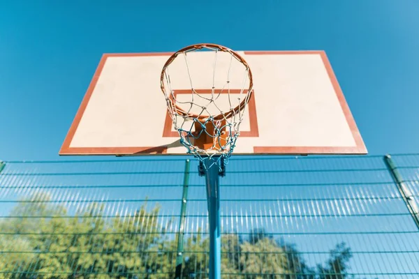 Pallacanestro da strada, scudo da primo piano e anello per basket . — Foto Stock