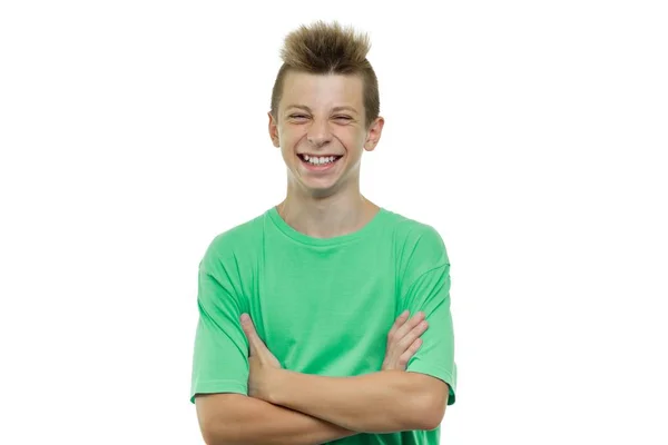 Porträt eines fröhlichen jungen lächelnden Teenagers, 14, 15 Jahre alt, die Arme verschränkt, weißer Hintergrund isoliert — Stockfoto