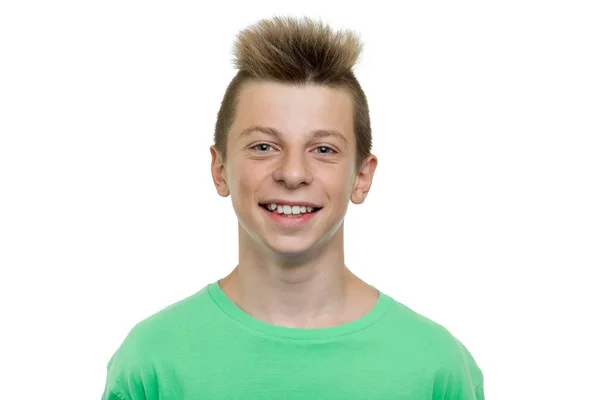 Närbild porträtt av glad ung skrattar tonåring pojke, leende med tänder, vit bakgrund isolerade — Stockfoto