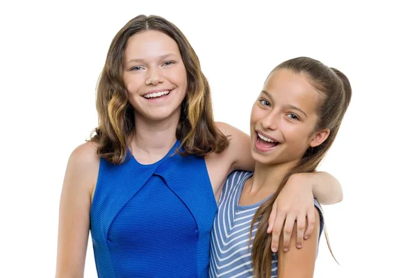 Duas meninas bonitas sorriem com sorriso branco perfeito, isolado no fundo branco — Fotografia de Stock