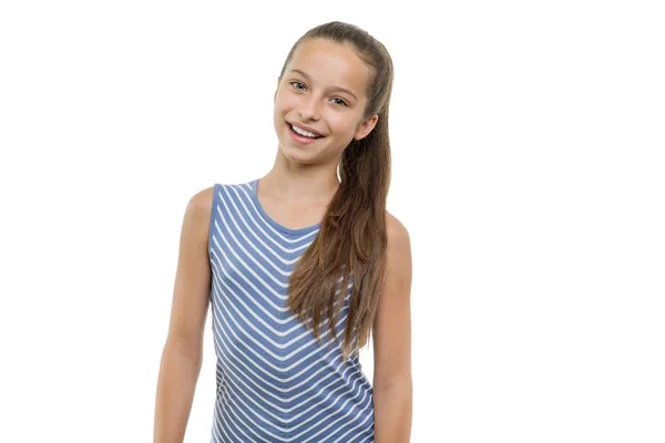 Retrato de menina sorridente bonita feliz. Criança com sorriso branco perfeito, isolada sobre fundo branco — Fotografia de Stock