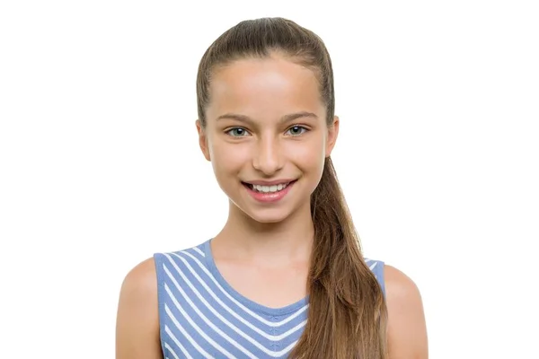 รูปสาวสวยอายุ 10, 11 ปี เด็กที่มีรอยยิ้มสีขาวที่สมบูรณ์แบบ ถูกแยกจากพื้นหลังสีขาว — ภาพถ่ายสต็อก