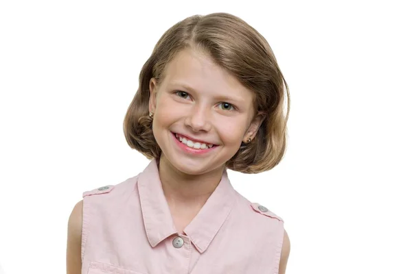 Portret van mooi meisje van 7, 8 jaar oud. Kind met perfecte witte glimlach, geïsoleerd op witte achtergrond — Stockfoto