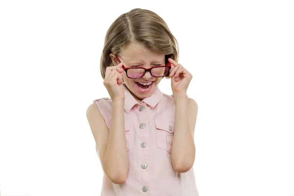 Criança menina de óculos gritando, chorando, fechando os olhos, isolada em branco — Fotografia de Stock