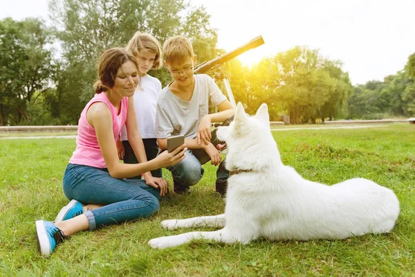 Enfants avec chien sur herbe verte repos dans le parc — Photo