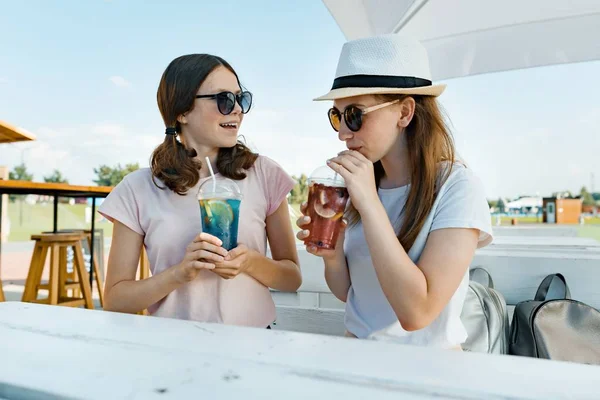 Genç kızlar içki gülümseyen genç serinletici yaz içecekler sıcak güneşli bir yaz açık Cafe serin — Stok fotoğraf