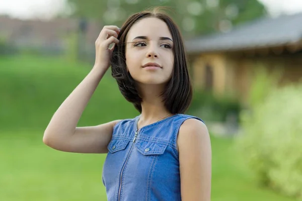 Outdoor portrait of a pretty young girl 16 years old. — Stock Photo, Image