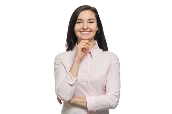 Портрет молодой уверенно улыбающейся женщины со сложенными руками на белом изолированном фоне — стоковое фото