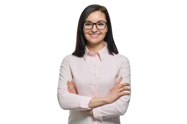 Retrato de joven mujer sonriente confiada en gafas con las manos dobladas sobre fondo blanco aislado —  Fotos de Stock