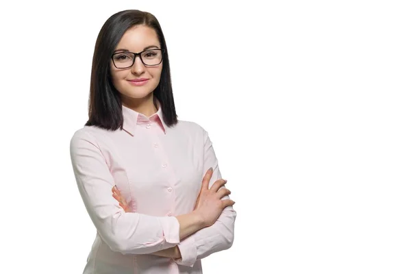 Уверенная молодая деловая женщина со скрещенными руками в очках розовая рубашка на белом изолированном фоне — стоковое фото