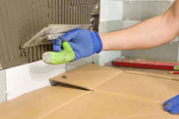 Riparazione e costruzione della cucina, mani di piastrelle l'installazione di piastrelle di ceramica sulla parete, utilizzare strumenti professionali, vero e proprio processo di posa — Foto Stock