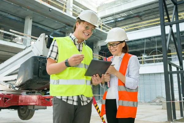 Arquitecta y constructora en una obra de construcción. Construcción, desarrollo, trabajo en equipo y concepto de personas — Foto de Stock