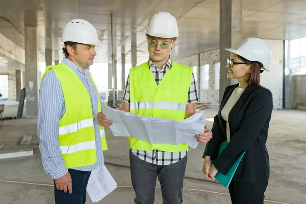 Groep van ingenieurs, bouwers, architecten op de bouwplaats. Bouw, ontwikkeling, teamwork en mensen concept — Stockfoto