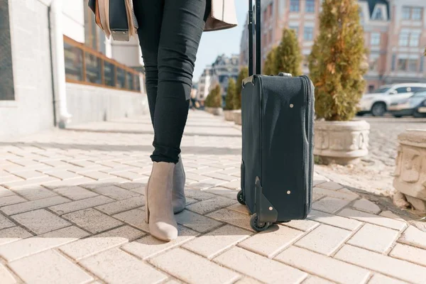 도시 거리에 관광 검은 가방 및 여자 다리 — 스톡 사진