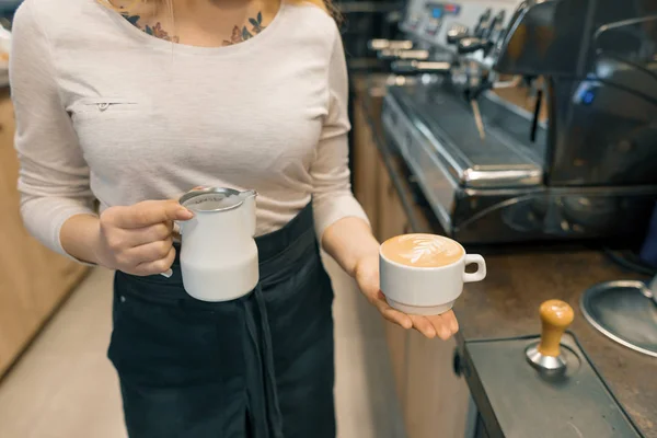 Arte del café, primer plano de la joven camarera sosteniendo leche para pre —  Fotos de Stock