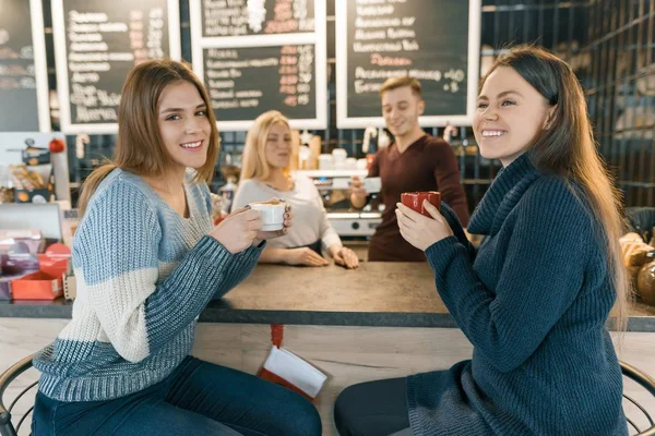 여자 바 근처에 앉아 카페에서 커피를 마시는 젊은 여자 카운터, 배경 작업 커피를 만드는 바리 스타 — 스톡 사진
