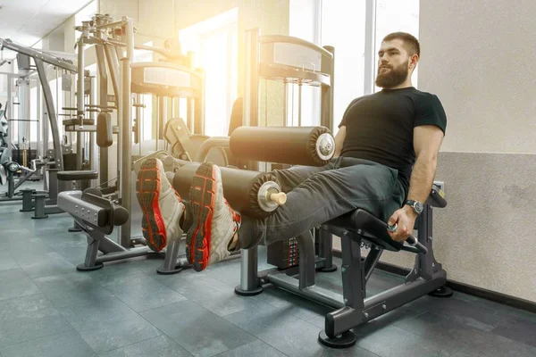 Athletischer muskulöser bärtiger Turnmann in der modernen Sporthalle. Fitness, Sport, Training, Personenkonzept — Stockfoto