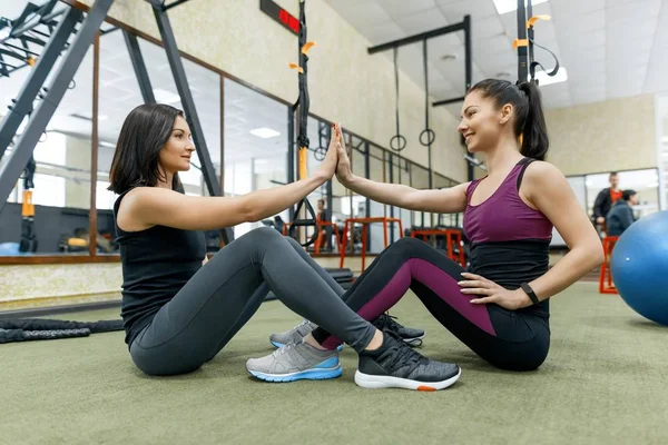 Birlikte spor salonunda egzersiz iki genç sağlıklı kadın. Fitness, spor, eğitim, insanlar, sağlıklı yaşam konsepti. — Stok fotoğraf