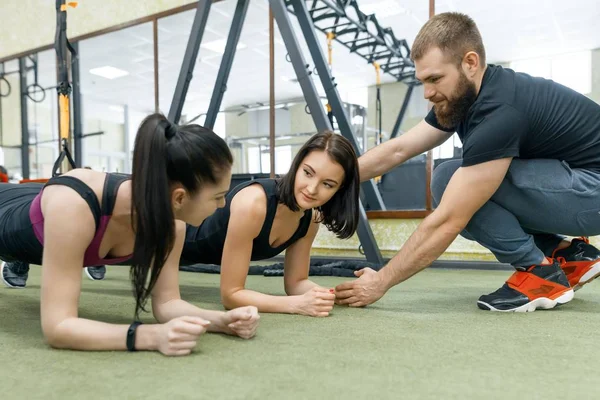Koçluk ve istemci kadın yapma egzersiz jimnastik salonu yardım kişisel fitness eğitmeni. Eğitim, spor, takım çalışması, insanlar kavramı. — Stok fotoğraf