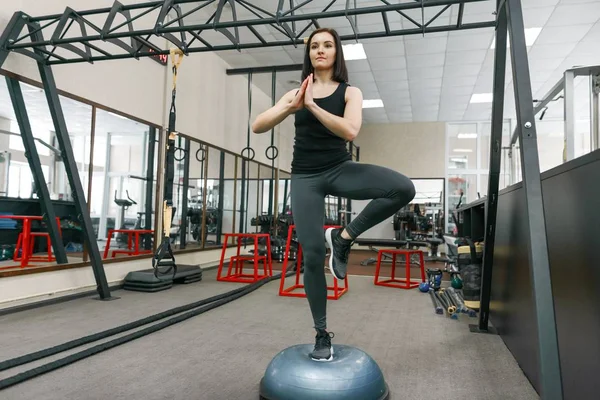 Young athletic woman exercising on the machines in modern sport gym. Fitness, sport, training, people, healthy lifestyle concept. — Stock Photo, Image