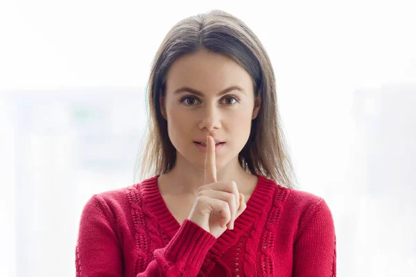 Signe secret, jeune femme montrant signe de silence avec son doigt sur les lèvres . — Photo