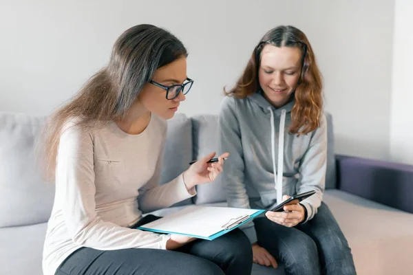 Jeune femme psychothérapeute professionnel parlant avec une adolescente au bureau. Santé mentale de l'enfant à l'adolescence — Photo